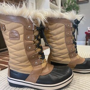 Girls Sorel boots. Size 3.